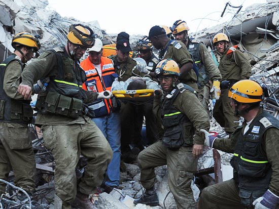 רעידת אדמה האיטי צהל חילוץ פצוע / צלם: דו``צ